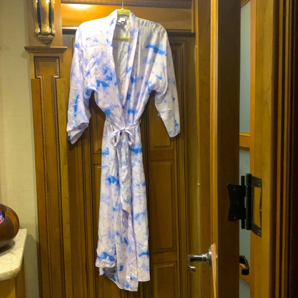 NWOT In Bloom Cloud Tie Dyed Midi Wrap Housecoat Size Medium/Large - Picture 2 of 8